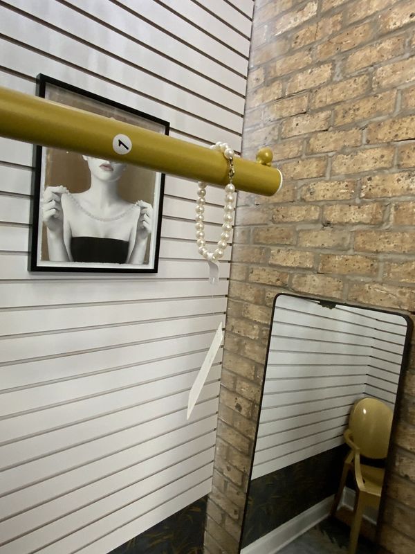 Woman Pearl Like Bracelet with Silver Tone Clasp