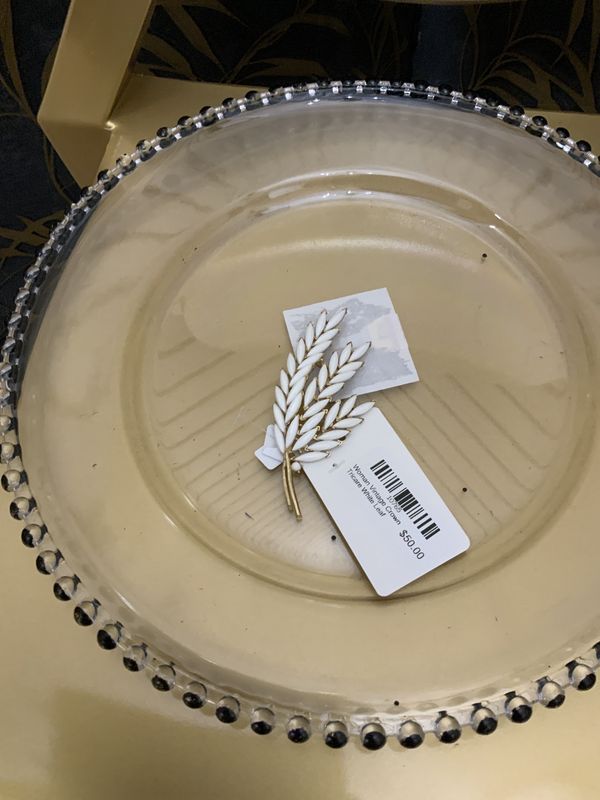 Woman Vintage Crown Tricare White Leaf Leave