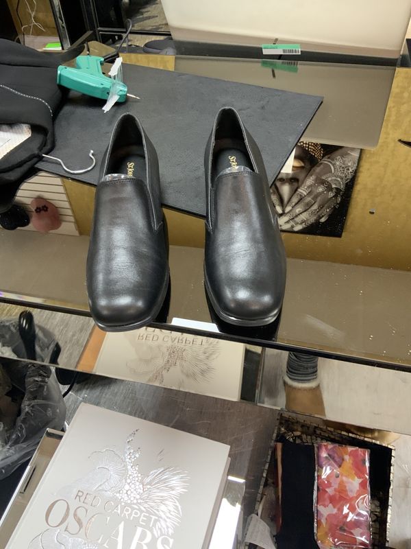 Woman Black Low Shoes Size 9M