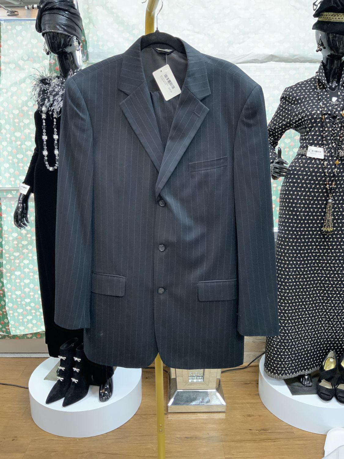 Men 2 Pcs Suir Black Pin Strip with Whit Strips Size 40?