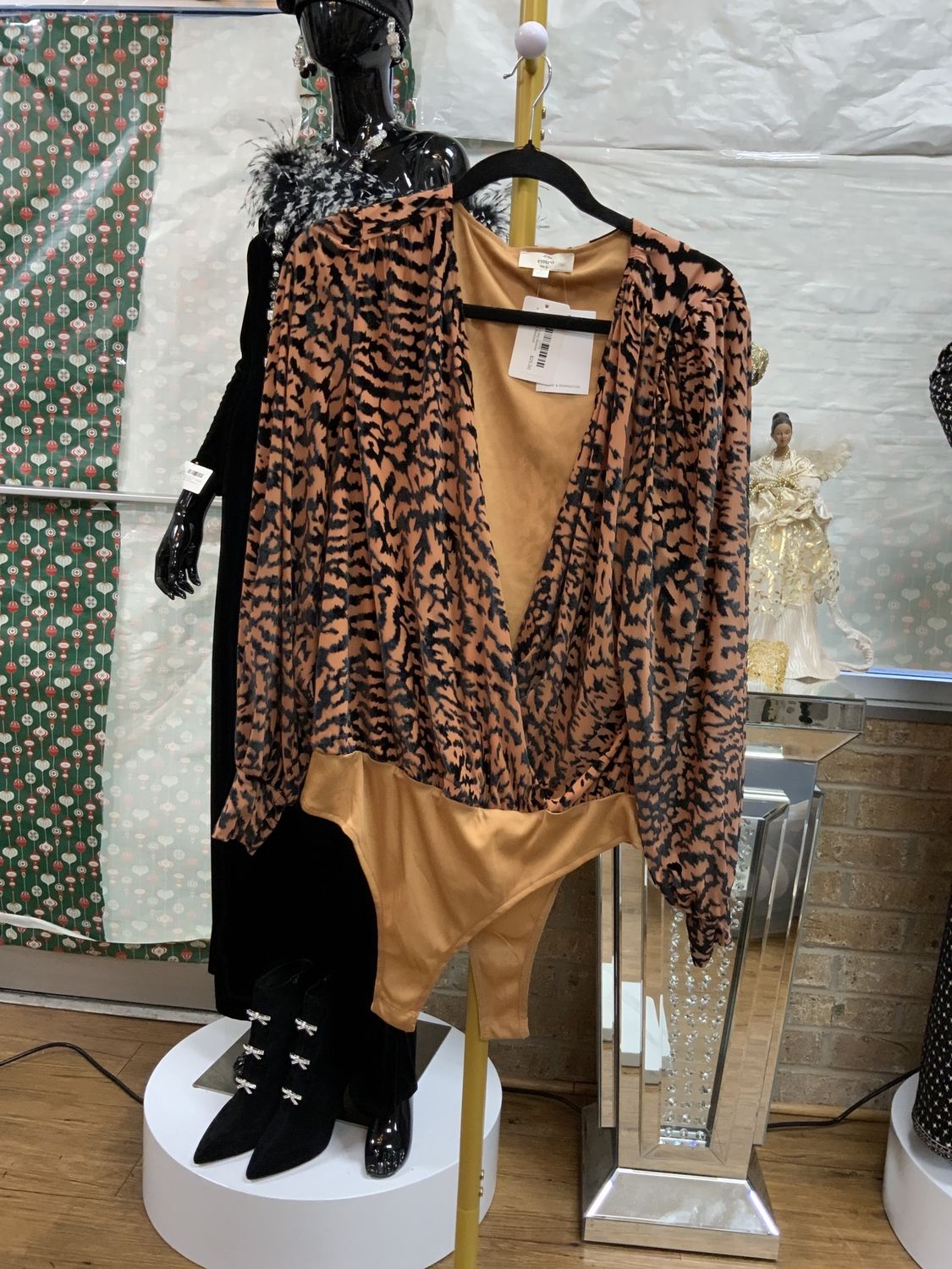 woman Long Sleeves V-Neck Bodysuit Animal Print Size Large