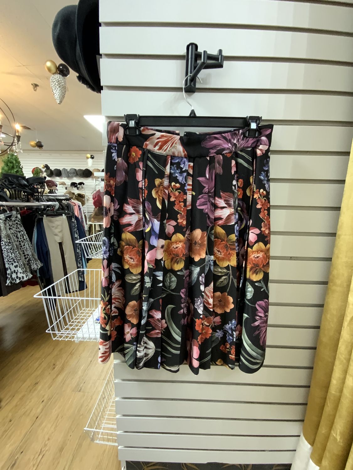 Woman Floral Print with Black Background Pleated Skirt Size 14