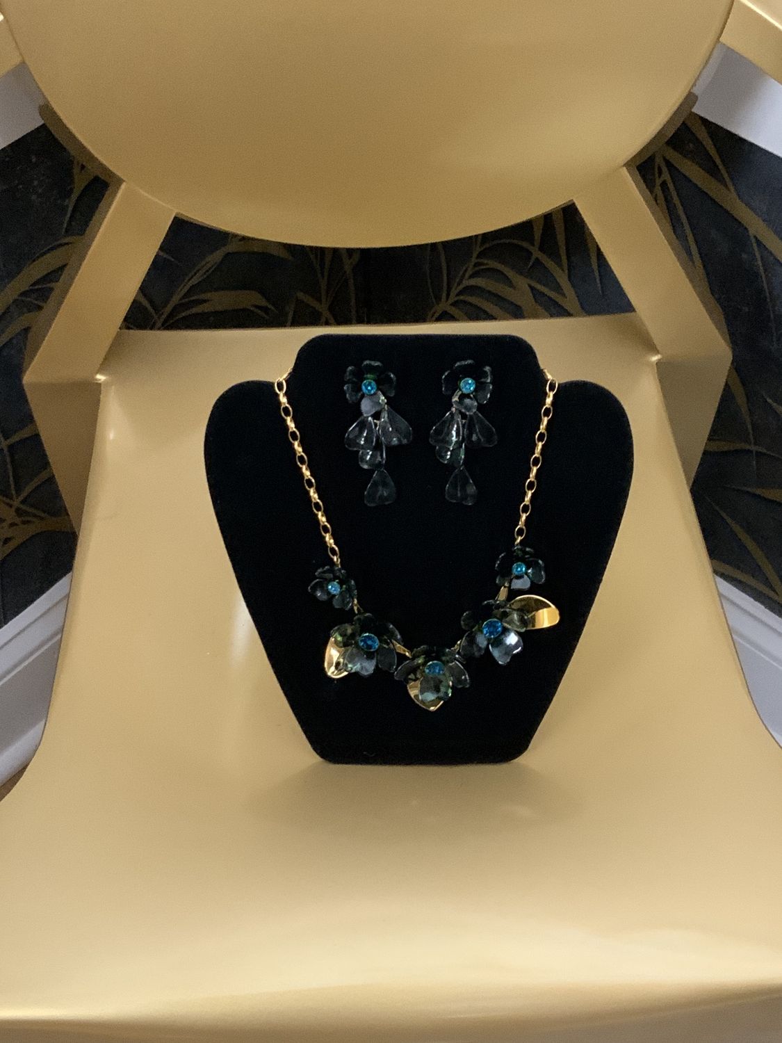 Woman 2 Pcs Set Gold Tone Black and Blueish Green Flower Necklace and Drop Earrings