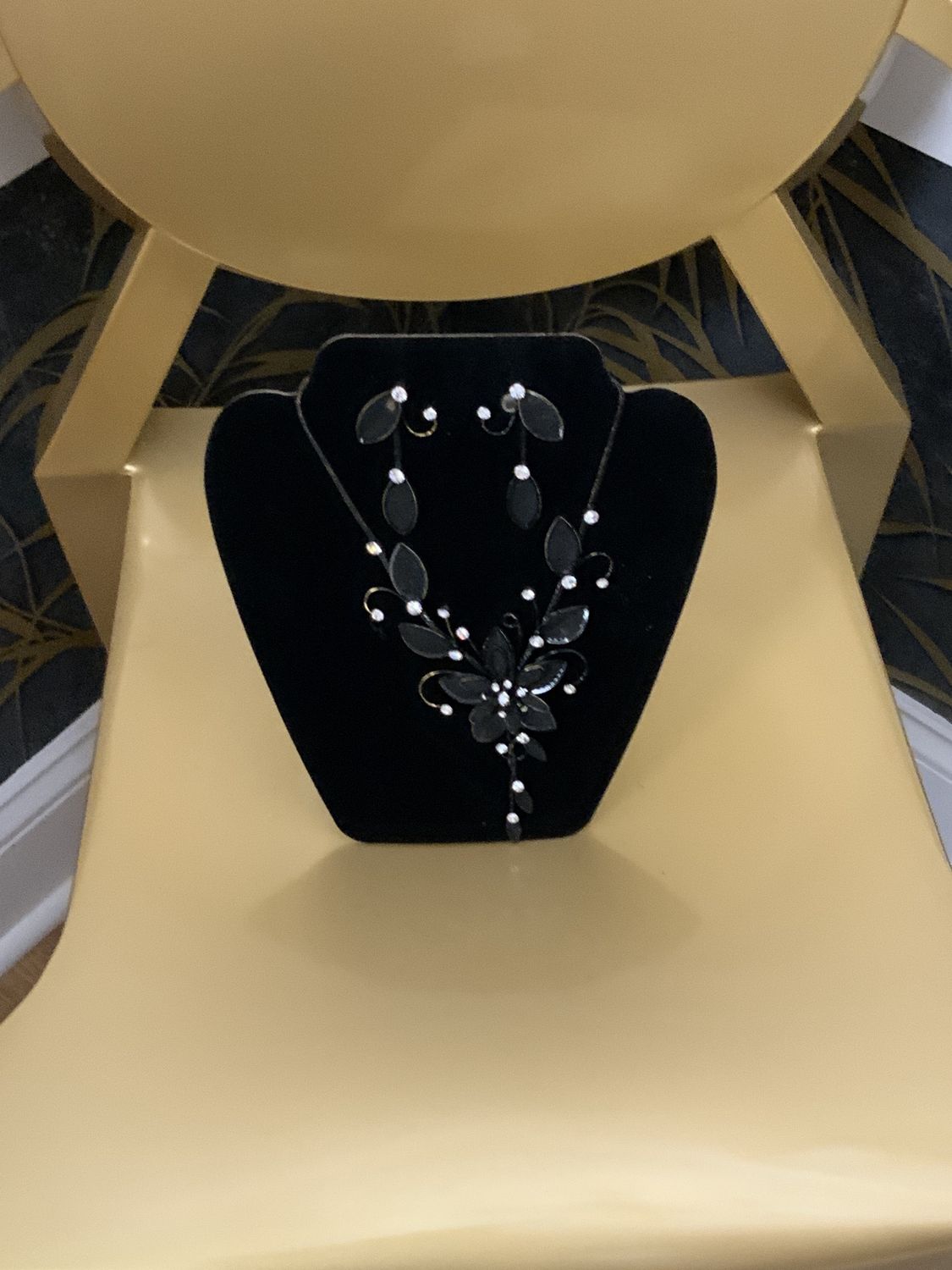 Woman 2 Pcs Set  Black and Gold Tone Flower Net Necklace and Earrings with Clear Stones