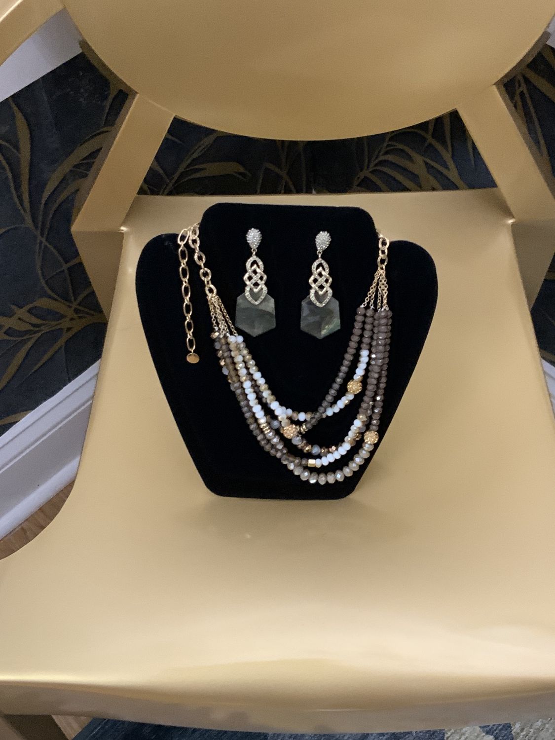 Woman 2 Pcs Set  Gold Tone Taupe and Cream Glass Beads and Shell Necklace and Earrings