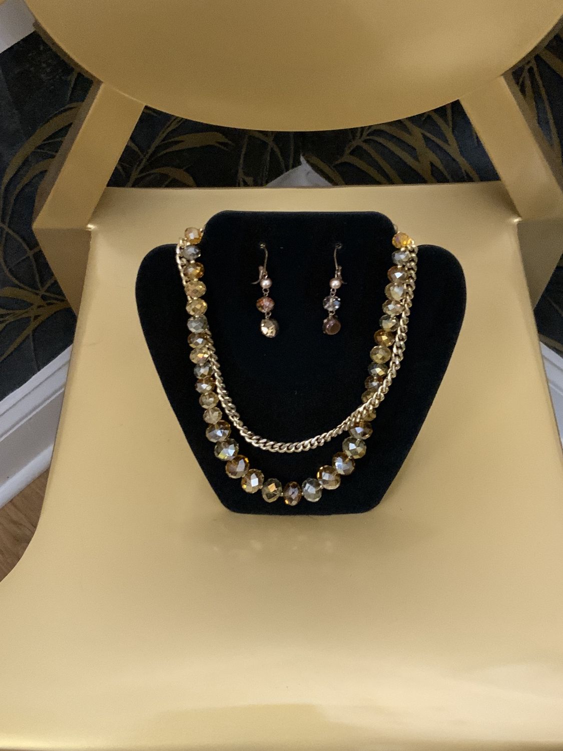 Woman Gold Tone and Taupe Beads 2 Pcs Set Necklace and Drop Earrings