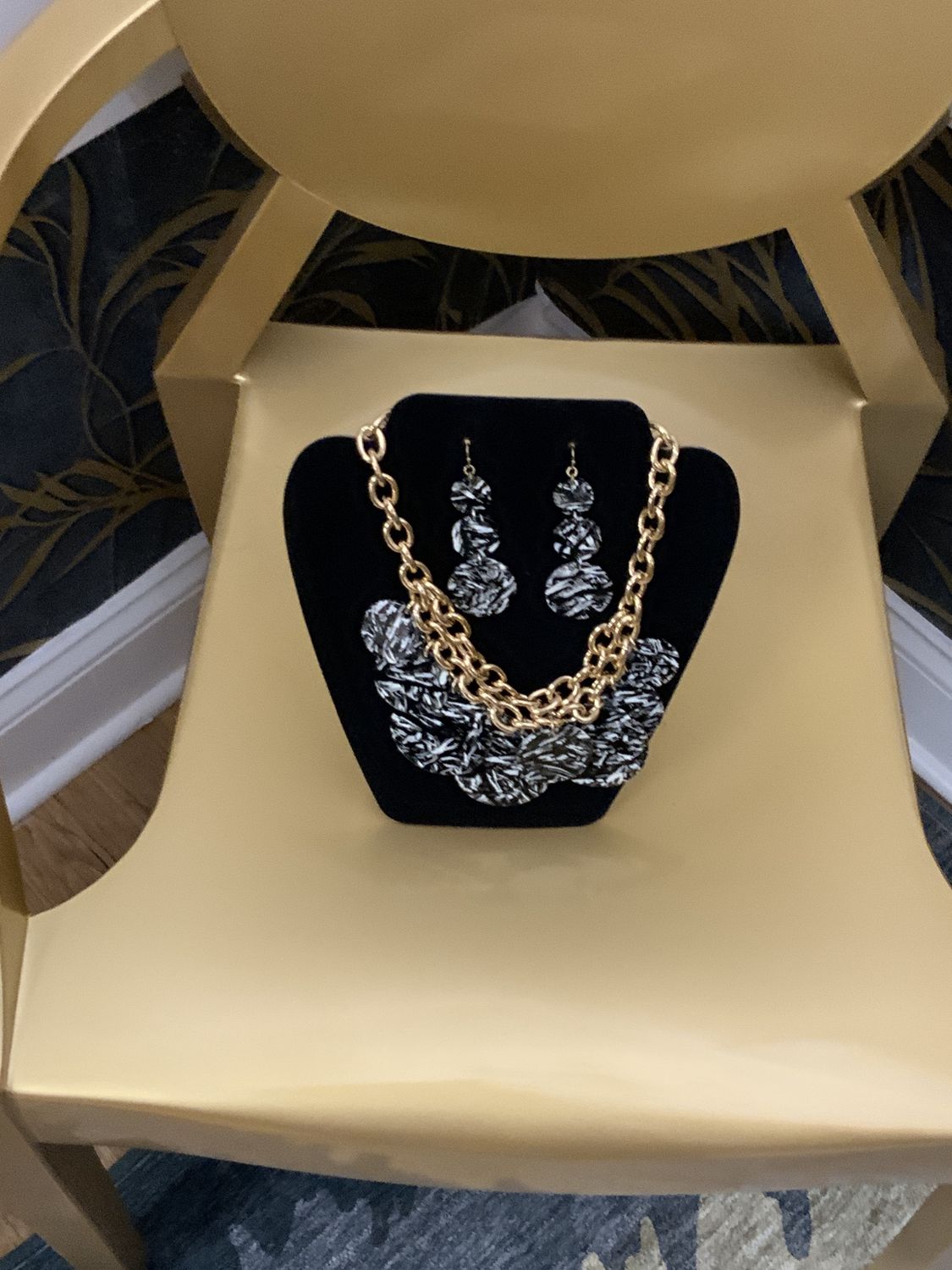 Woman Gold Tone 2 Pcs Set Black and Cream Color Circles Necklace and Earrings