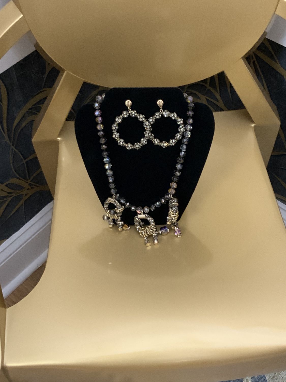 Woman 2 Pcs Set Gold Tone and Smoke Black and Taupe BeadsCircle Necklace and Hoop Earrings