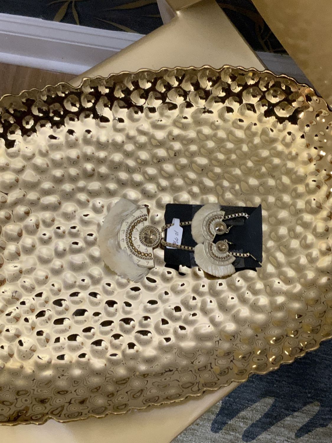 Woman Gold Tone 2 Pcs Set with Taupe Stone and Cream Fringes Necklace and Earrings