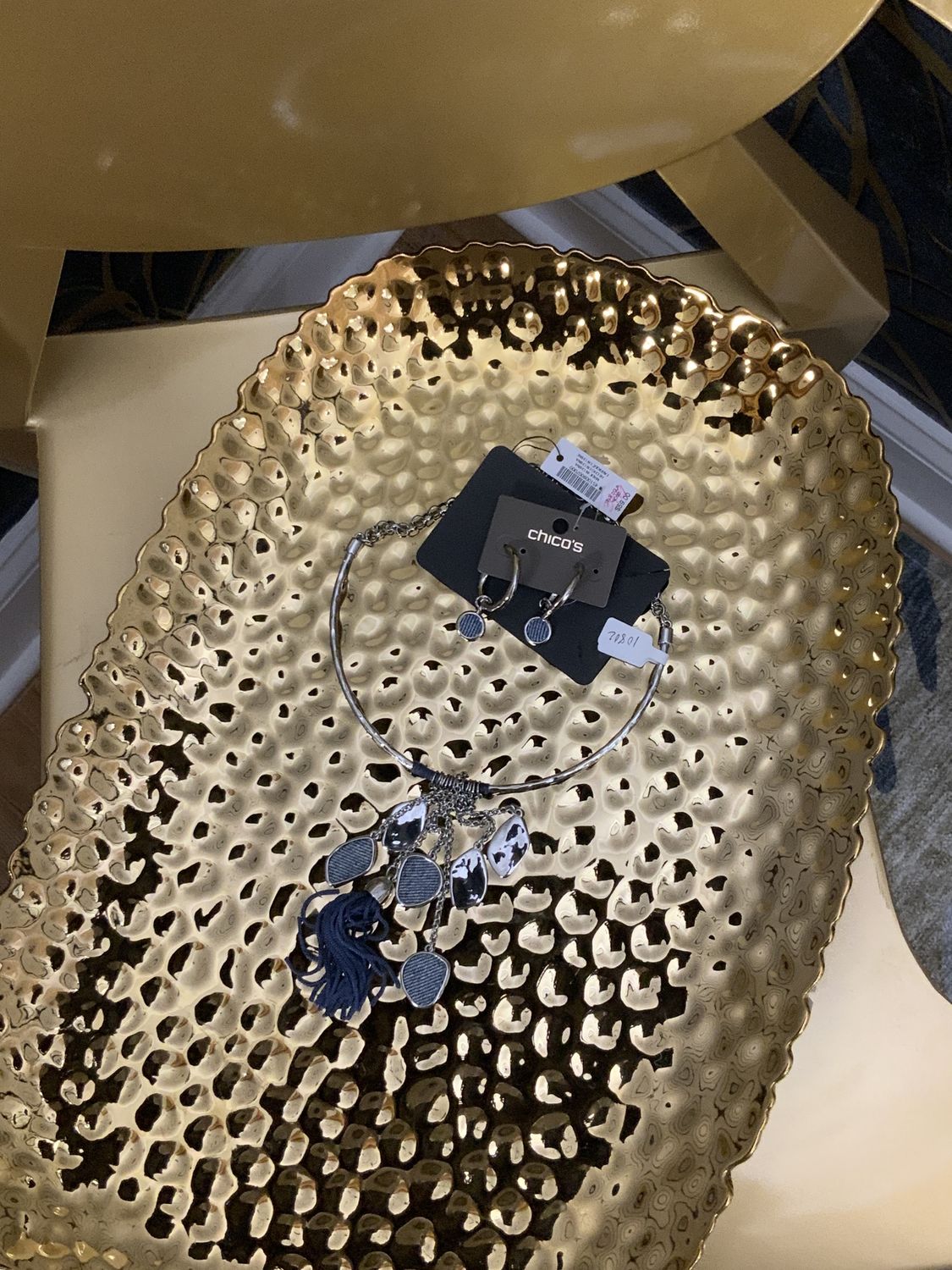 Woman 2 Pcs Set Silver Tone Choker Like Necklace and Earring with Jean Blue Cloth