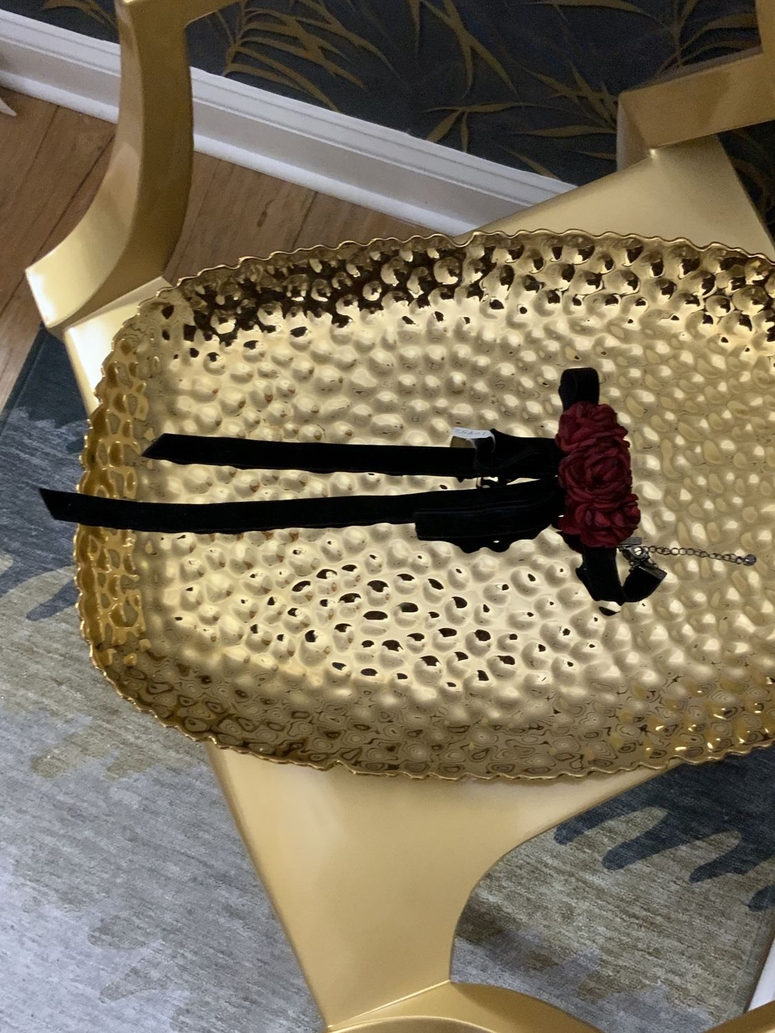 Woman Roses and Black Velvet Choker Necklete