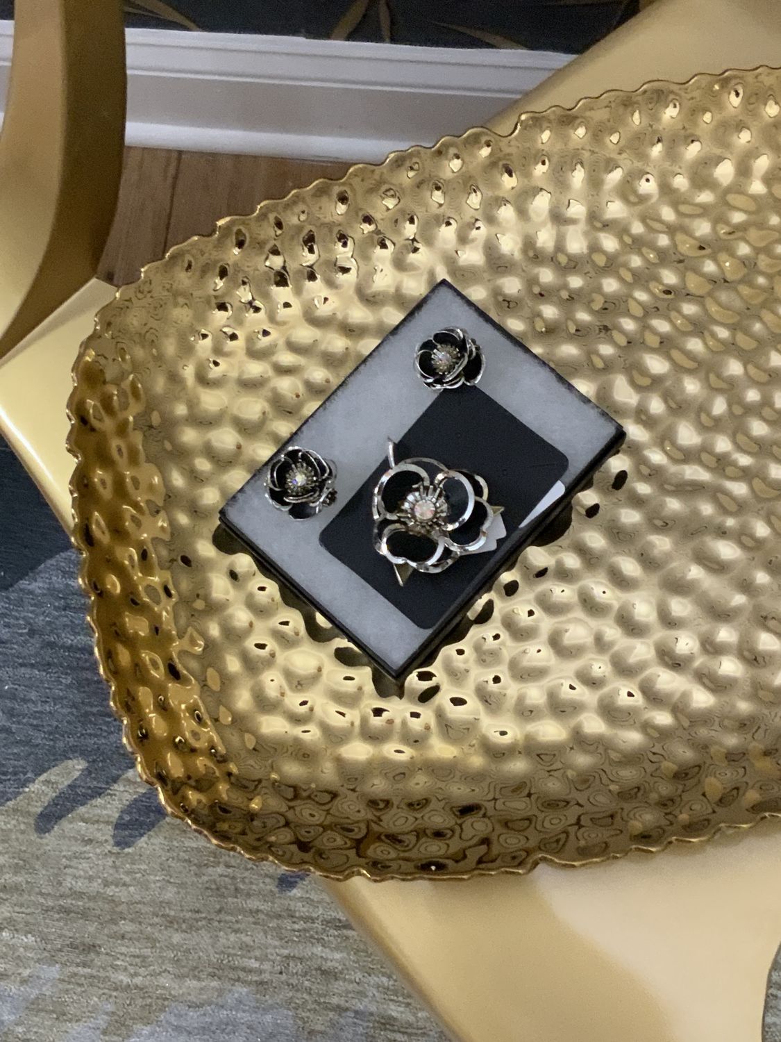 Woman 2 Pcs Set Silver and Black Metal Flowers with Clear Stones Brooch Pin and Earrings