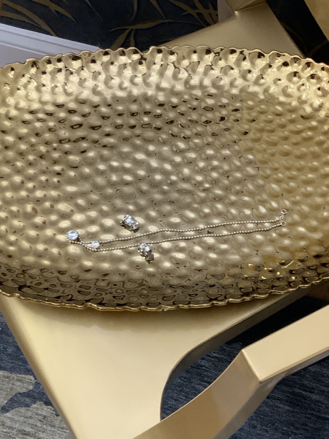 Woman Silver Tone 2 Pcs Set with Rhinestone Pendant with a Drop Designed Necklace and Earrings