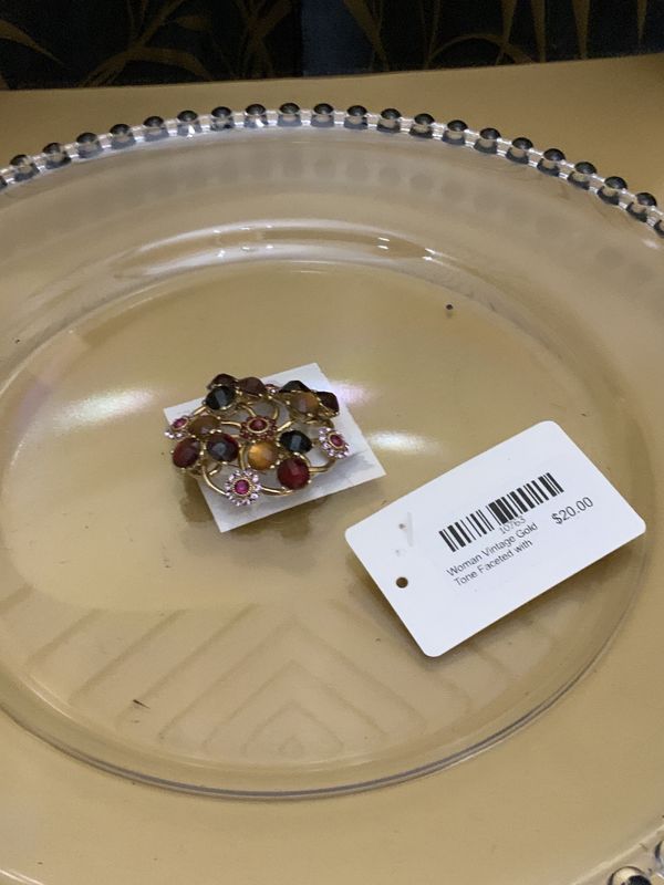 Woman Vintage Gold Tone Faceted with Ruby Colors Flower Brooch Pin