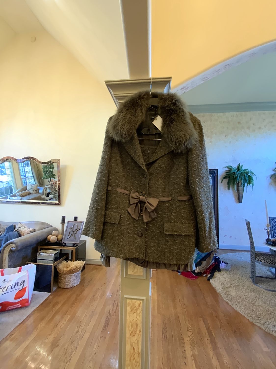 Woman Green 2 Pcs Tweed Suit with Mink Removeable  Collar  Jacket and Skirt  Size 16