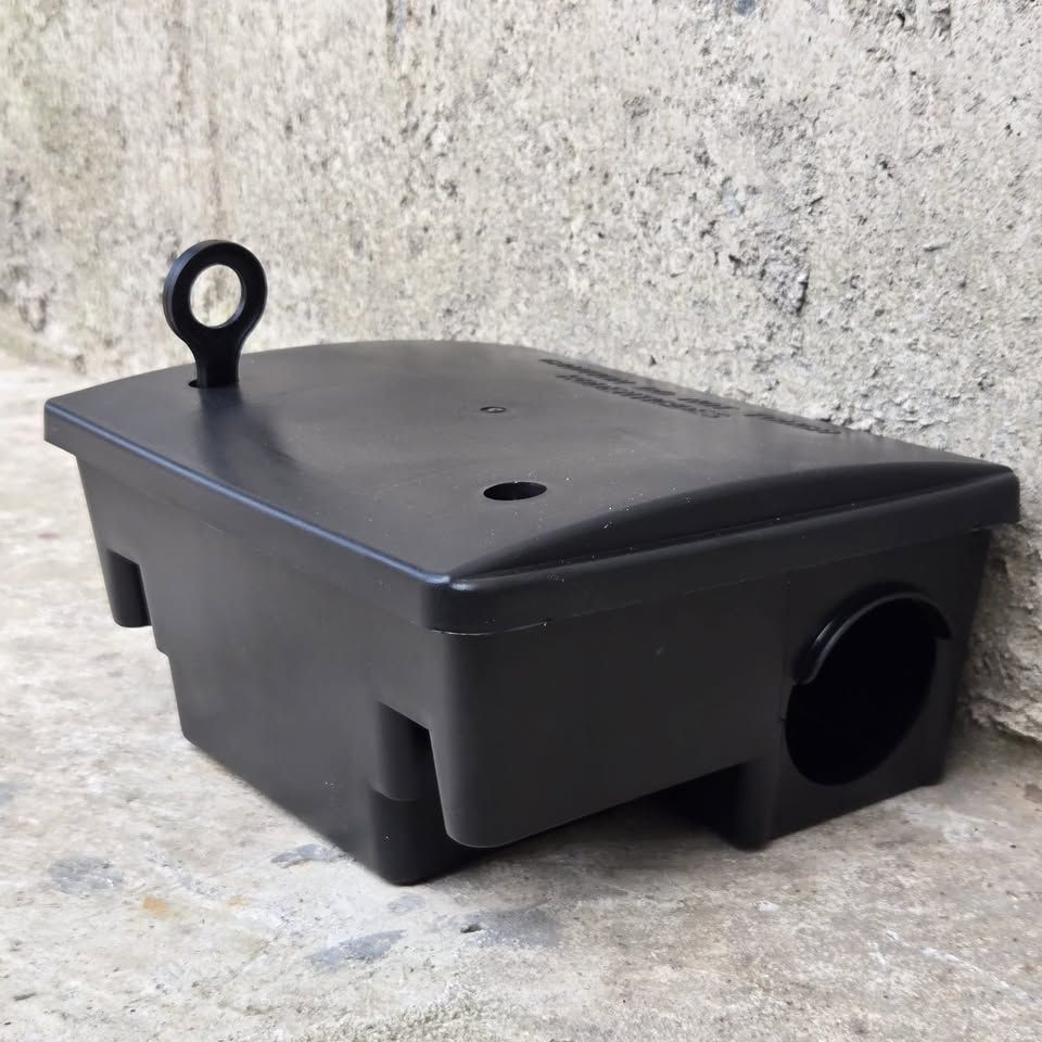 Estacion negra para control de roedores