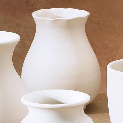 4018 - VASE W/ SCALLOPED EDGE