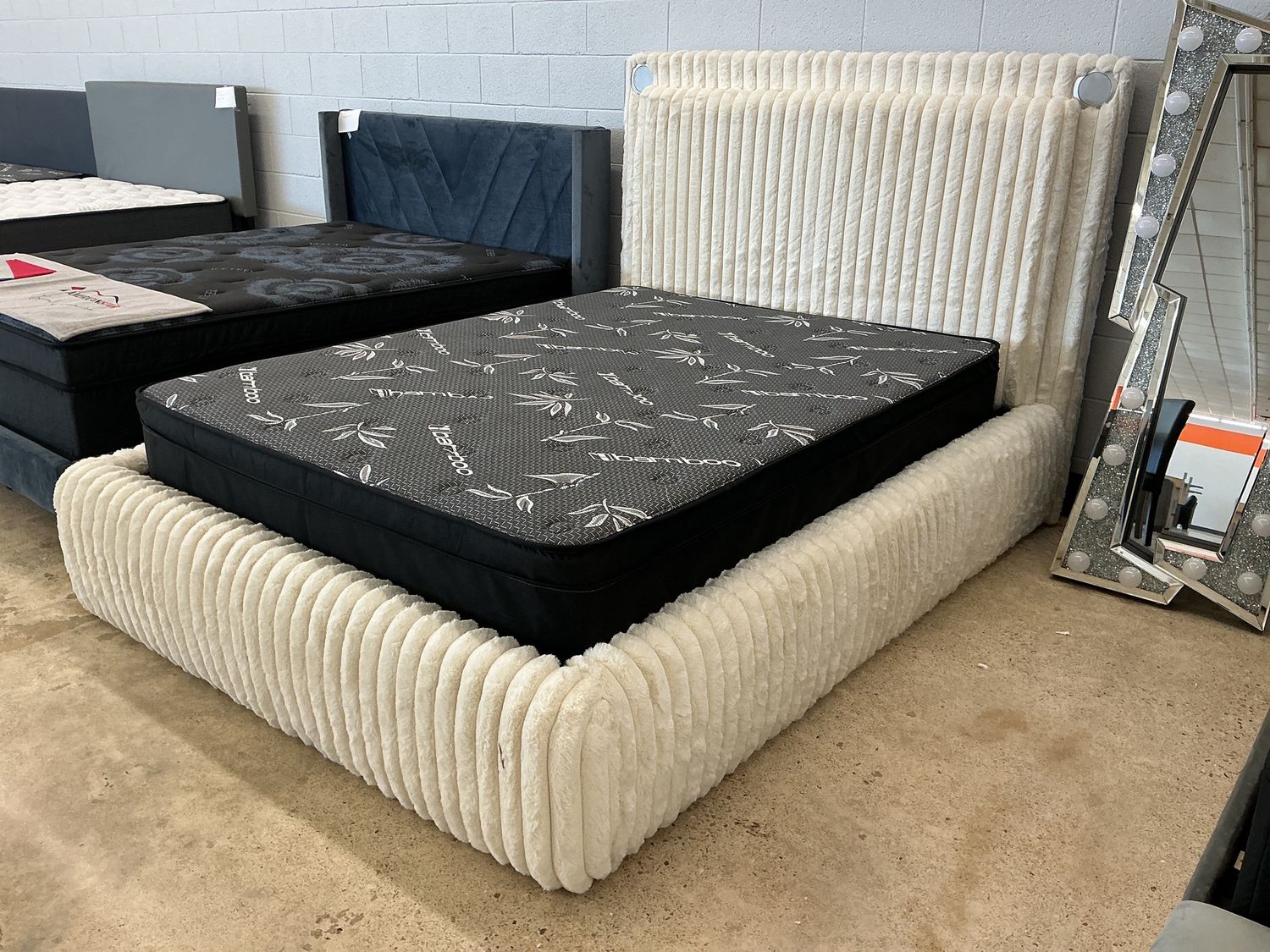 Noa Upholstered Queen Bed