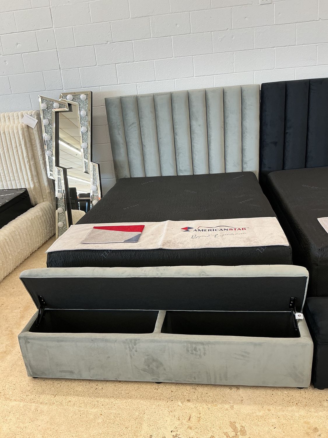 Jane Upholstered Queen Bed (GRAY)