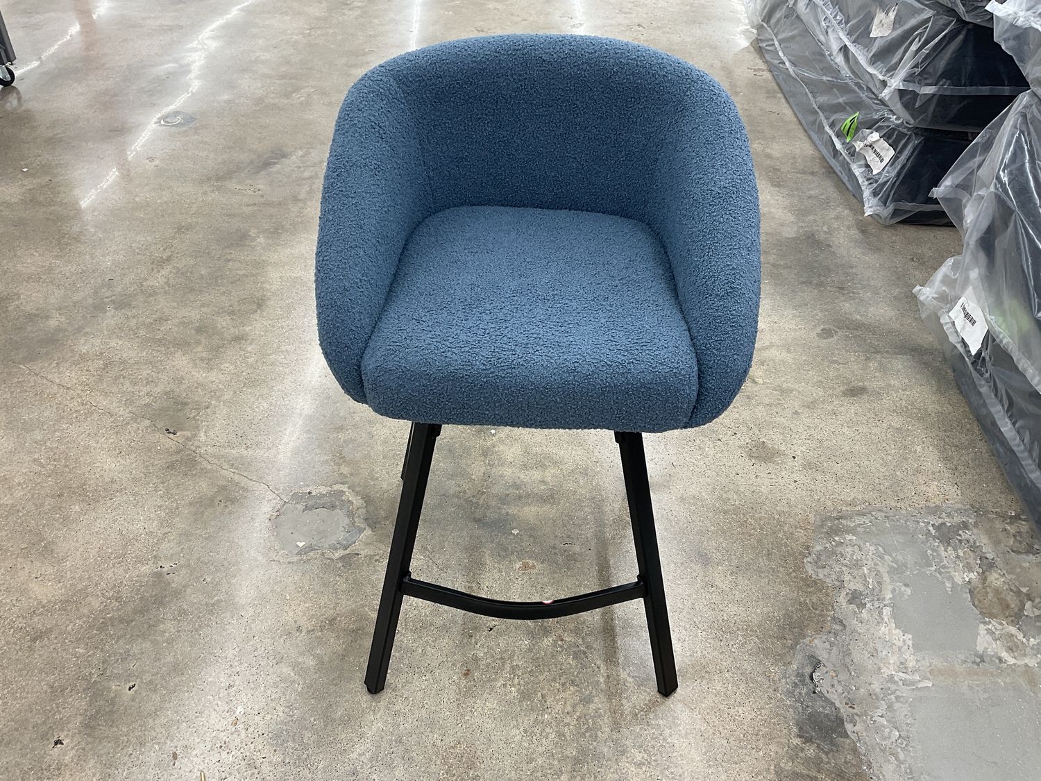 Boucle 27.1 in counter stool