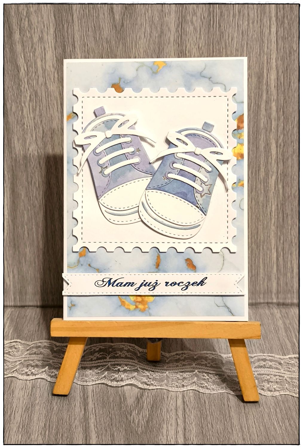 Kartka na roczek &quot;Mały odkrywca w bucikach”