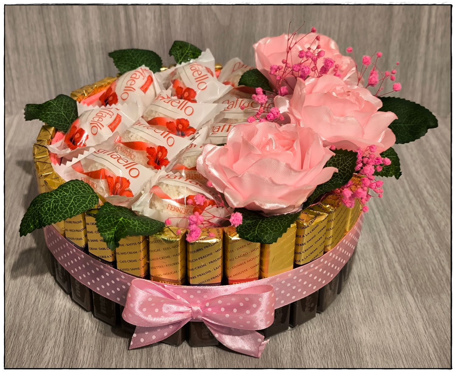 Słodki upominek tort