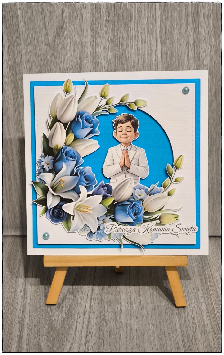 Kartka komunijna "Chłopiec w liliach i różach"