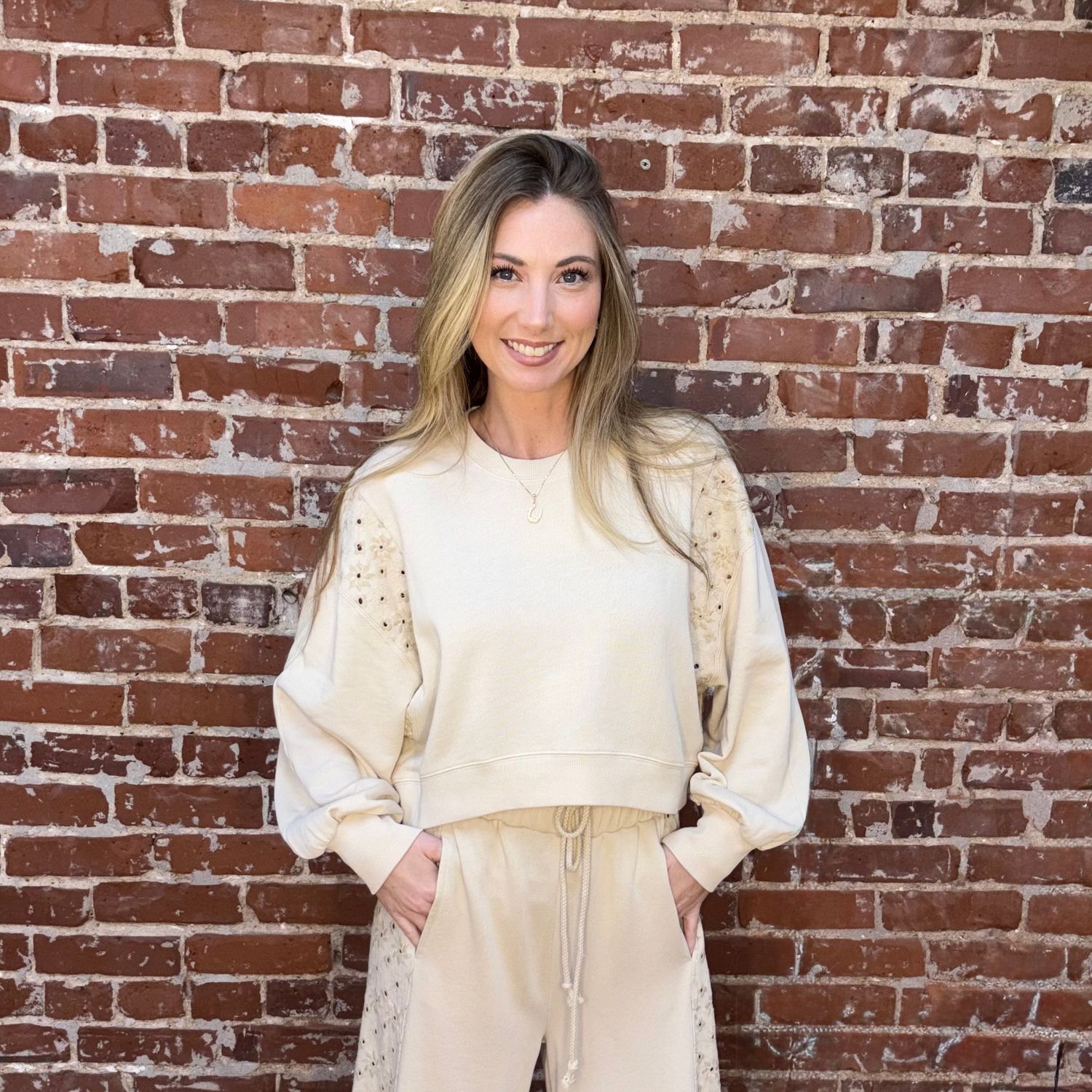 SOFT SAND EYELET L/S SWEATSHIRT