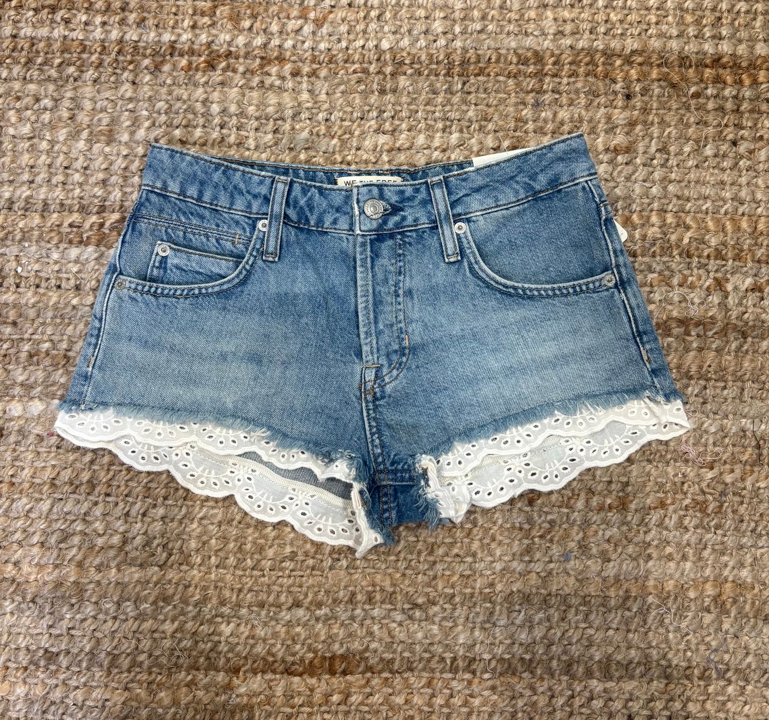 CALI LACE SHORT AND SWEET