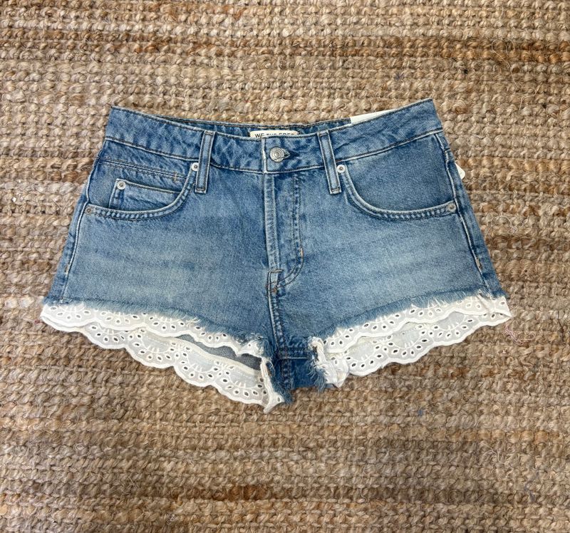 CALI LACE SHORT AND SWEET