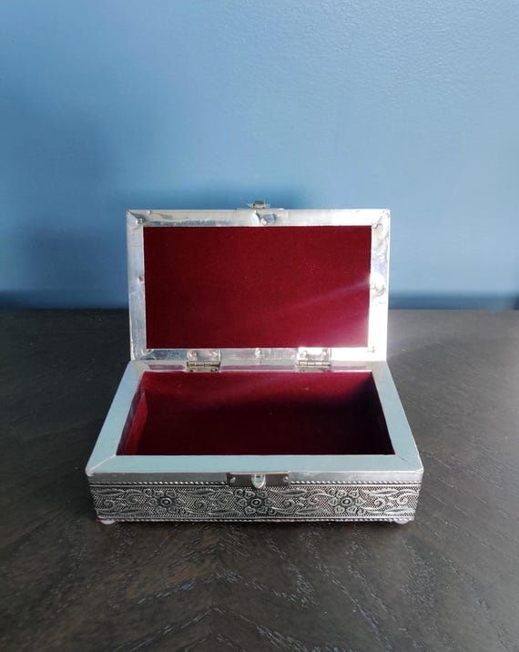 Vintage Box With Red Velvet Interior &amp; Cat Print Engraving