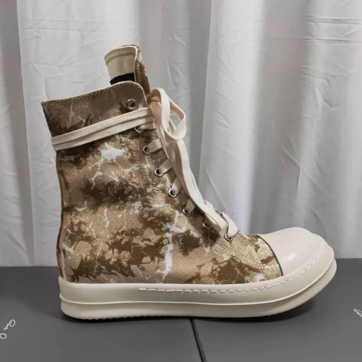 Sneakers 208