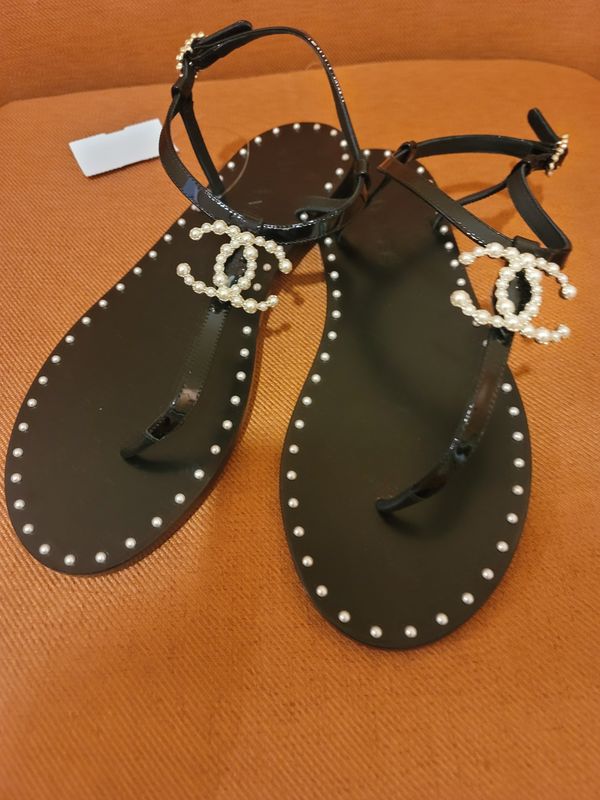 Chanel Pearl Embellished Thong Sandals Chanel Pearl Embellished Thong Sandals