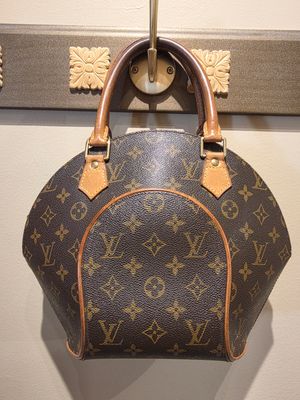 Louis Vuitton Ellipse MM Monogram Handbag