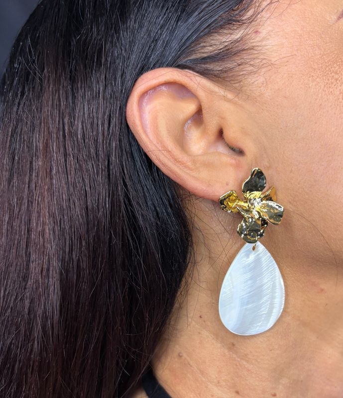 Shell tear drop earring
