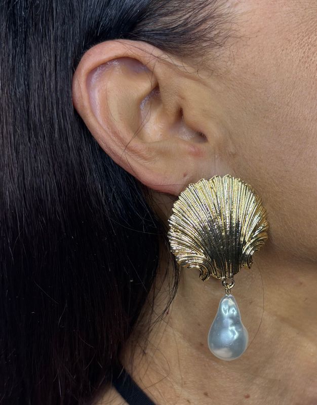 Shelly’s Pearl earring (gold &amp; white)