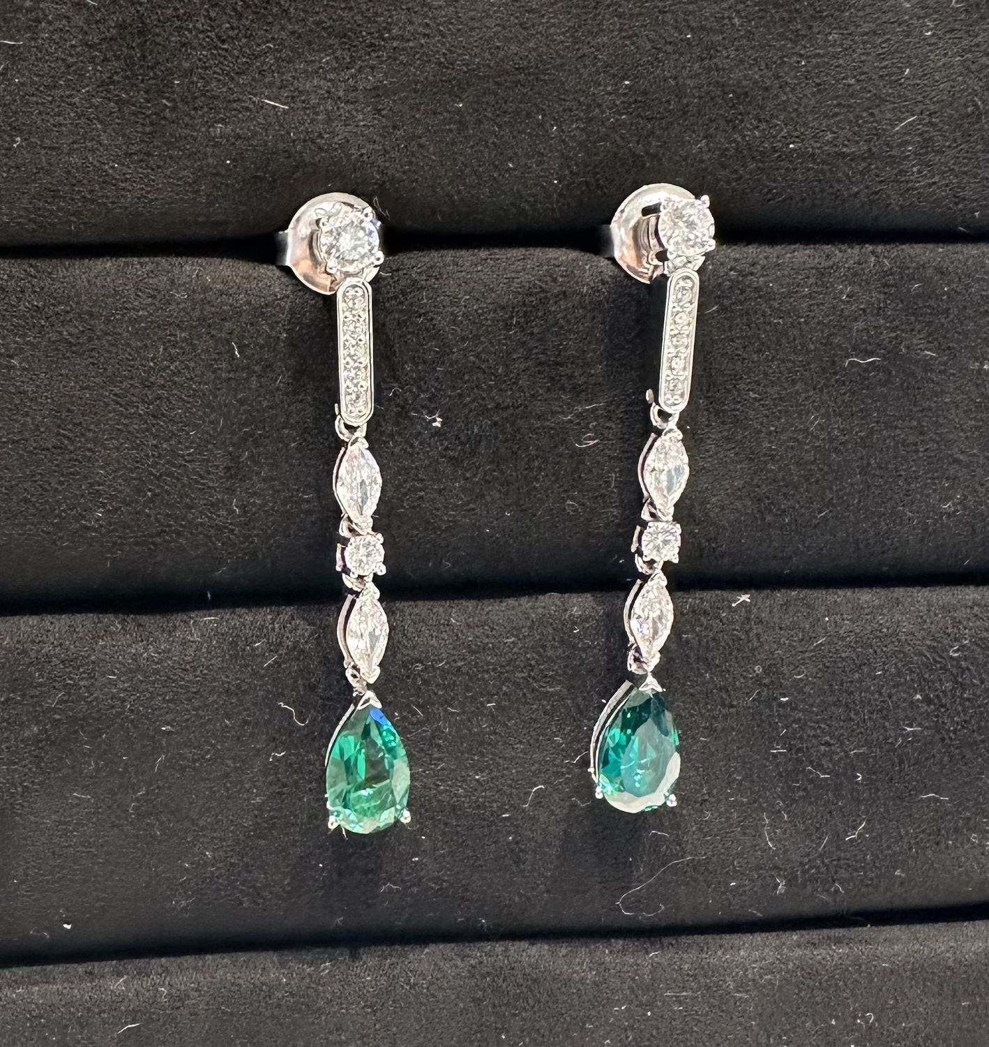 Teardrop Shk Bgt Earring, Color: green