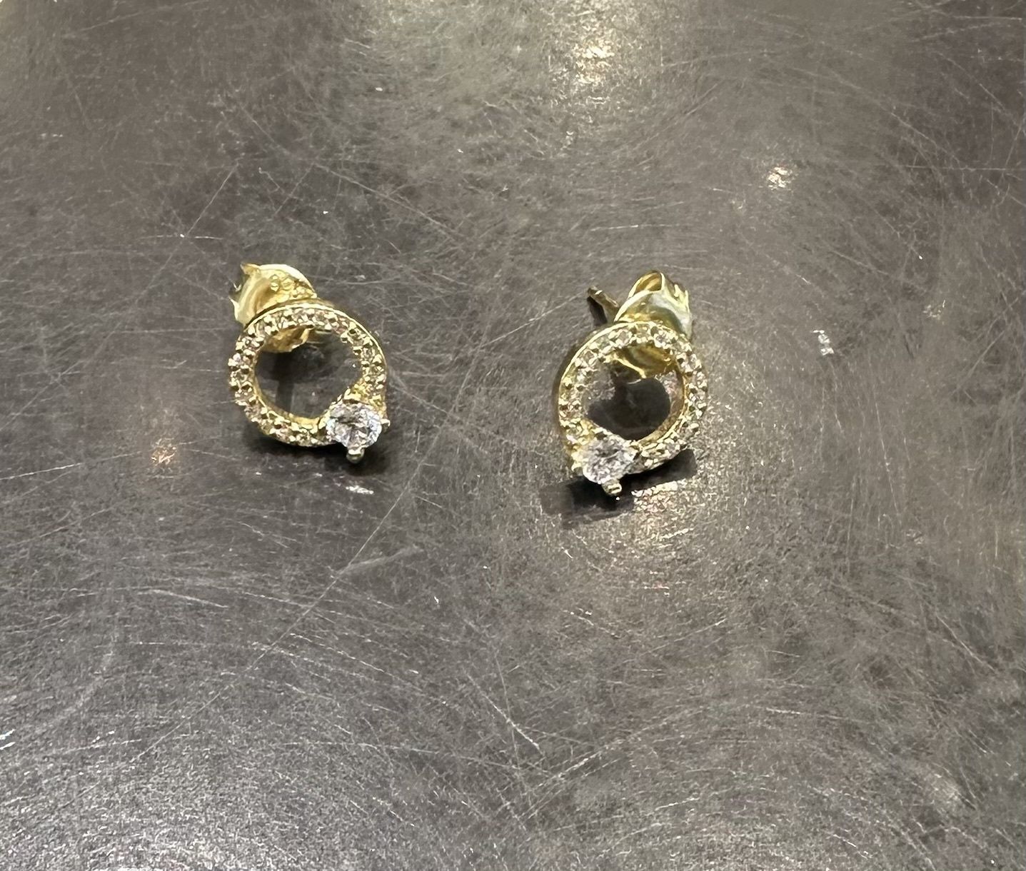 Circle w/One Stone Earring, Color: gold