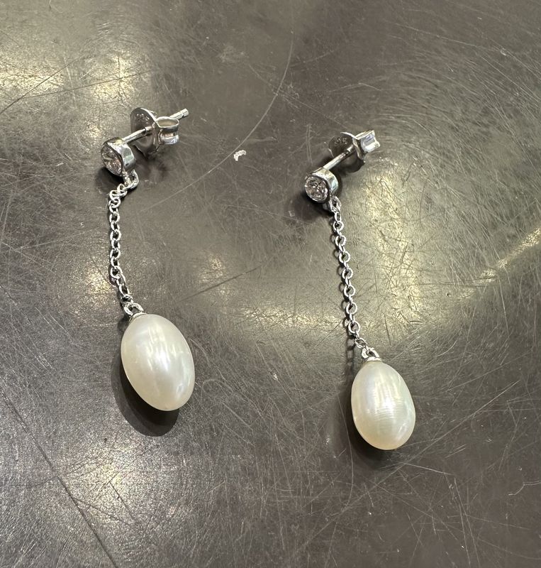 Dangling Pearl One Stone Silver Earring