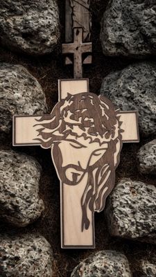 Drewniany Krzyż - Chrystus w koronie cierniowej