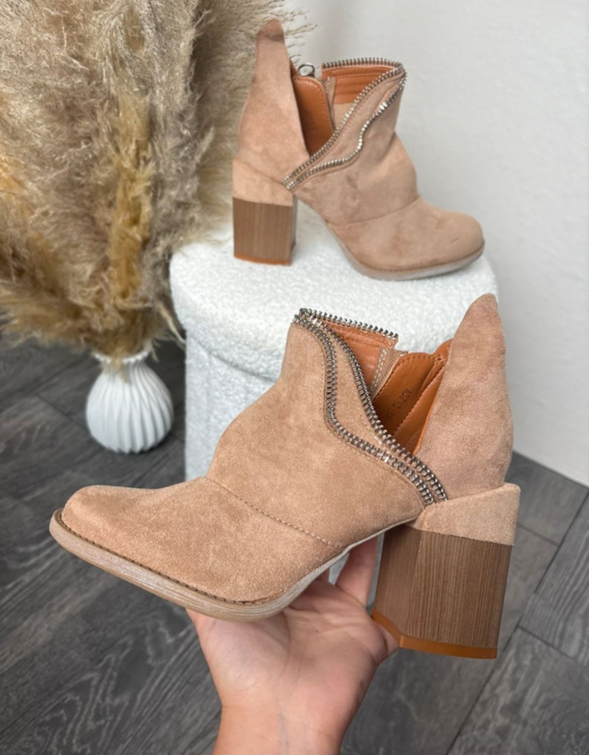 Botki na słupku z ozdobnym zamkiem