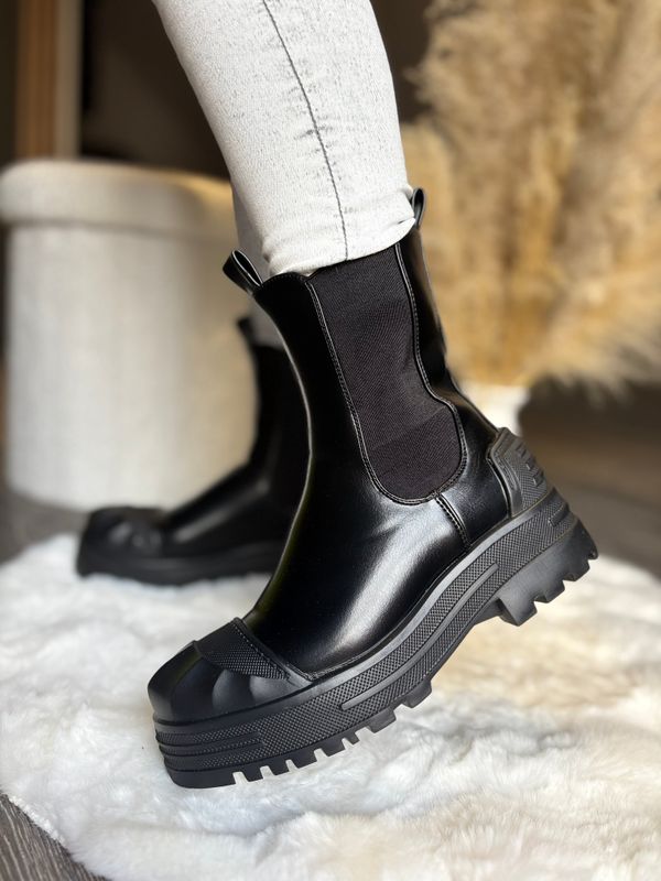 Czarne ocieplane botki