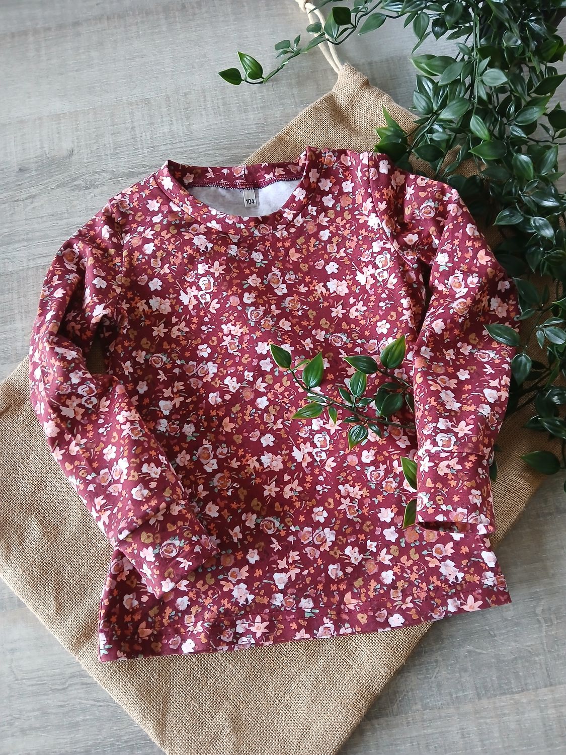 Longsleeve bloemenprint wine.