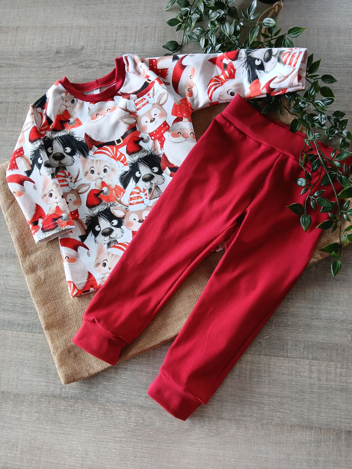 Pyjama combi rood met toffe Kerstprint.