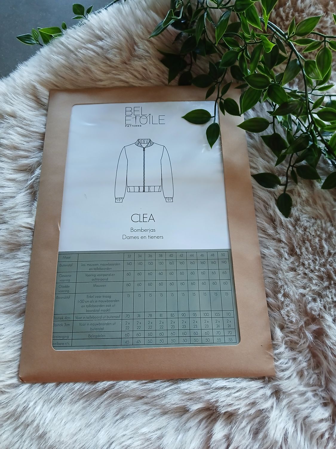 Papieren naaipatroon van Bel Etoile : Clea bomberjas dames en tieners