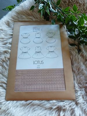 Papieren naaipatroon van Bel Etoile : Lotus jurk kinderen