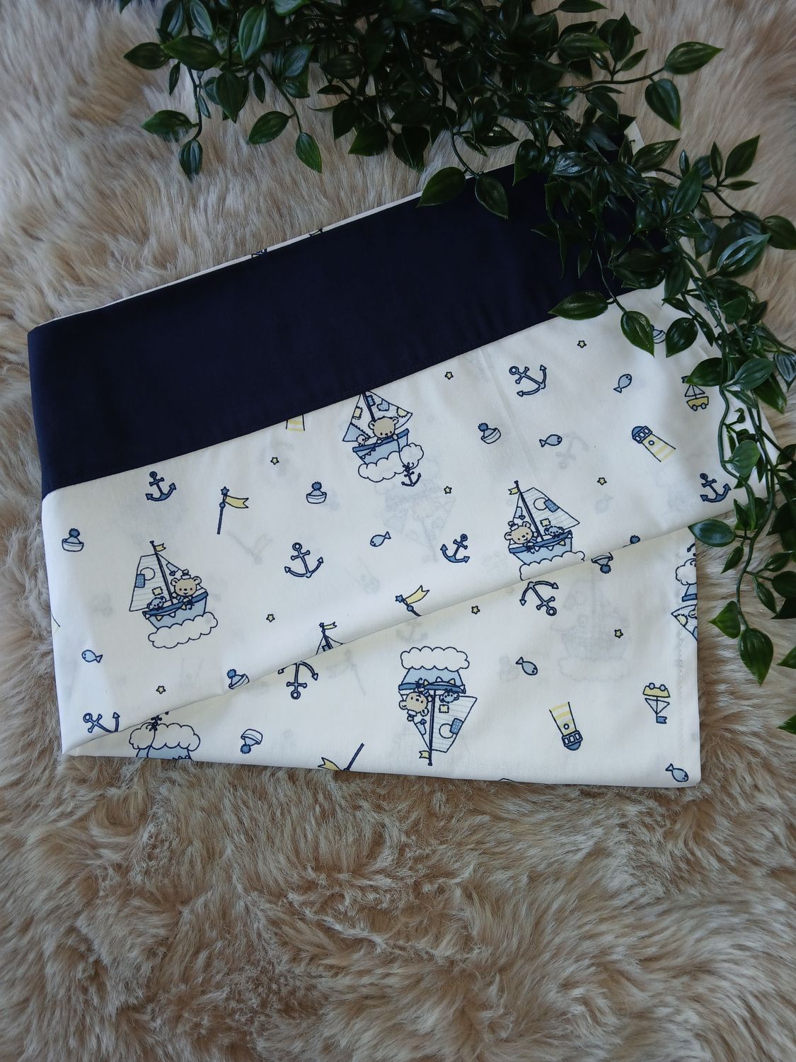 Laken voor kinderwagen met sierboord : Beertje met boot.