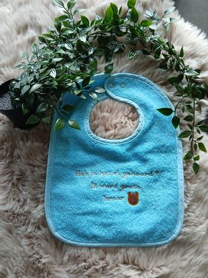 Slabbetje drukknopen met borduring.