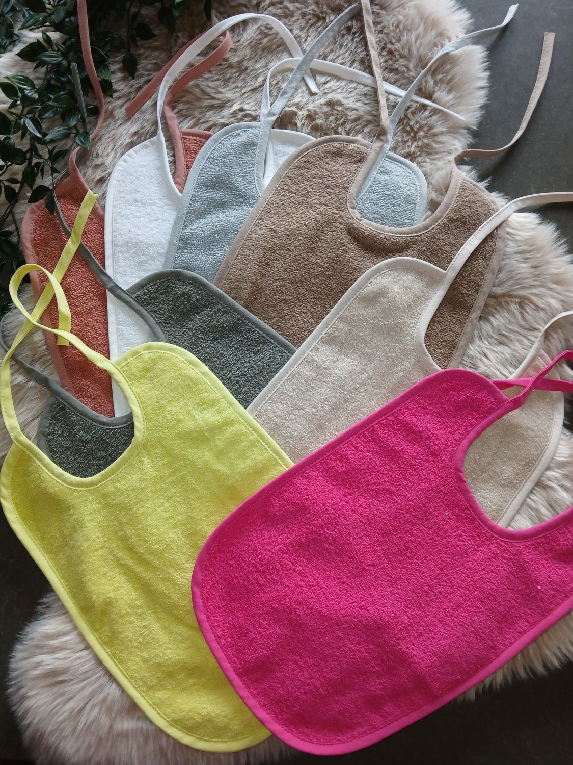 Slabbetje met koordjes + naam naar keuze