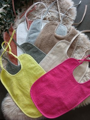 Slabbetje met koordjes + naam naar keuze